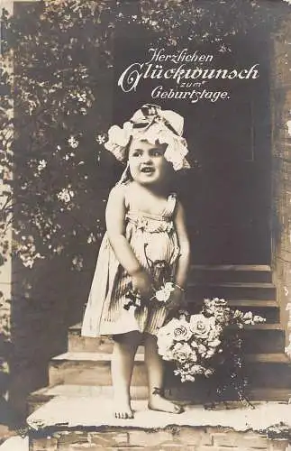 Geburtstagsgrüße 1916 Mädchen auf Haus Treppe Rose Blumenstrauß Postkarte