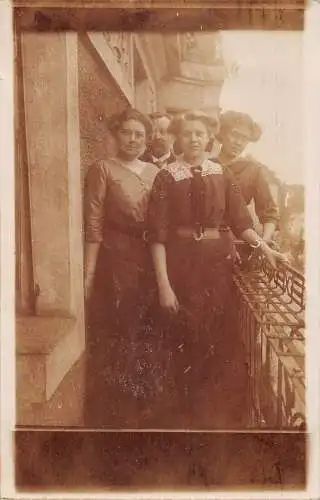 A094 Echtfoto 1912 Frauen in Kleidern und Mann posiert auf Münchner Balkon Postkarte