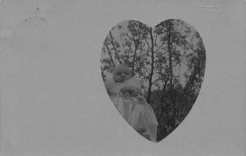 Herz Passepartout 1910 Baby Mädchen bei Bäumen Echtfoto Vintage Postkarte