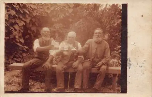 Alte Männer auf Bank heben und klirren Glas Bier 1915 Echtfoto Postkarte
