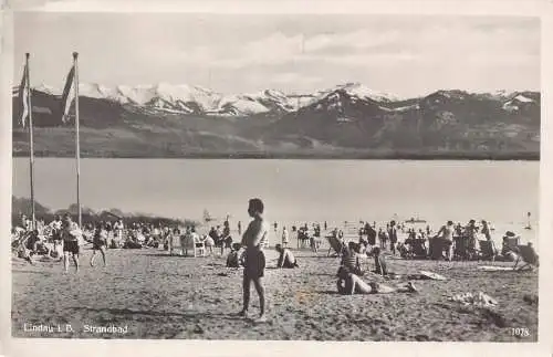L319 Deutschland Lindau I Bodensee Strandbad Menschen am Strand Vintage Postkarte.