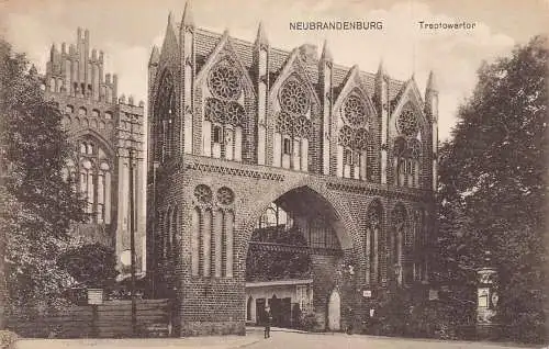 Deutschland Neubrandenburg Treptowertor alte Postkarte.