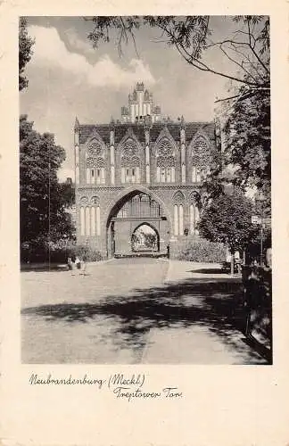 Deutschland Neubrandenburg i Meckl Treptower Tor Vintage Postkarte