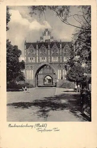 Deutschland Neubrandenburg i Meckl Treptower Tor Vintage Postkarte