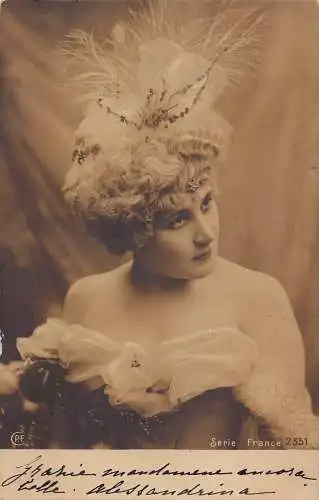 Portrait 1902 Französisches Mädchen in Kabarett Kostüm mit Federn Vintage Postkarte