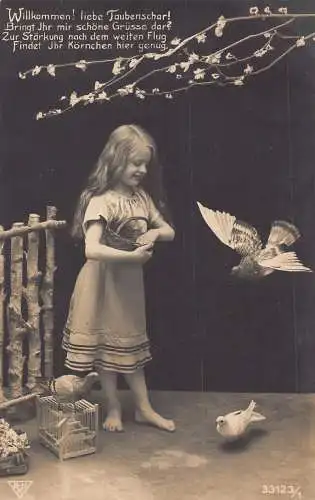 A112 Frühlingsgrüße 1909 Kleines Mädchen füttert Vögel Fotomontage Postkarte