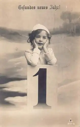 A112 Neujahrsgrüße 1917 Mädchen posiert Nr. 1 Schild Erster Tag des Jahres Postkarte