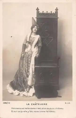 La Chatelaine Frau als Königin posiert in der Nähe des Thrones Vintage Postkarte