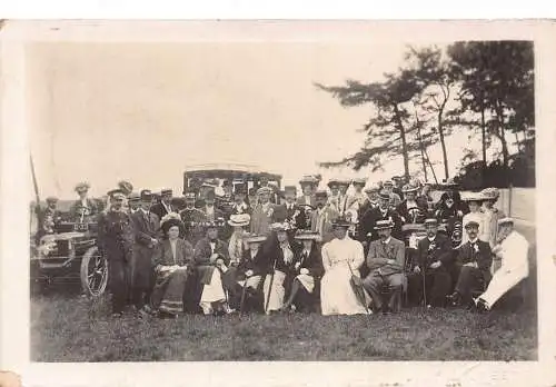 L032 Menschen posieren Sozialgeschichte Automobil Postkarte RPPC