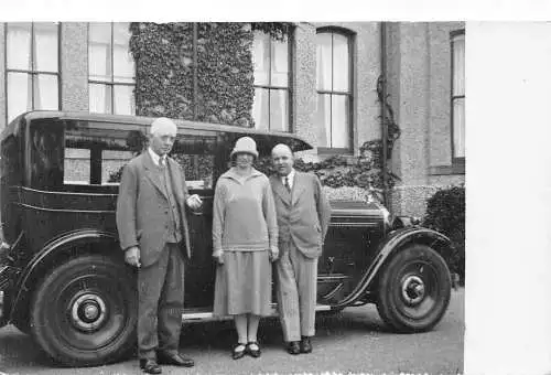 L032 Familie posiert vor Paige Automobile Postkarte RPPC