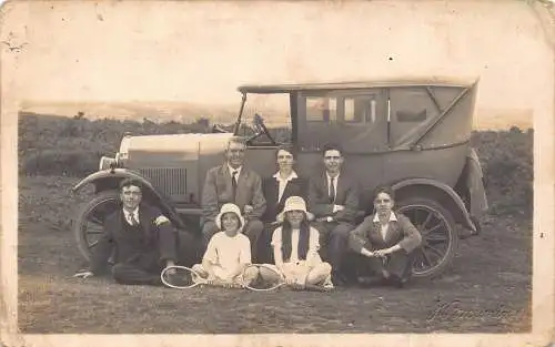 L032 Familie posiert Sozialgeschichte Automobil über Land Vintage Postkarte RPPC