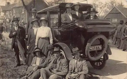 L032 Menschen posieren Sozialgeschichte Automobil Postkarte RPPC