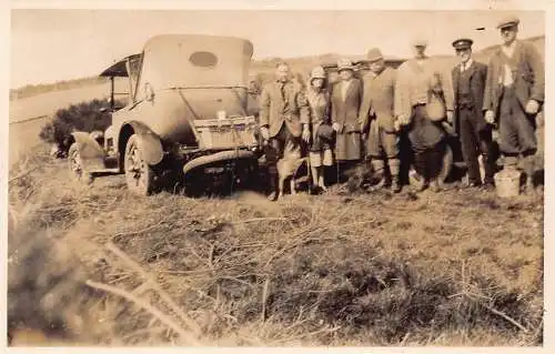 L032 Menschen posieren Sozialgeschichte Buick Automobil Postkarte RPPC