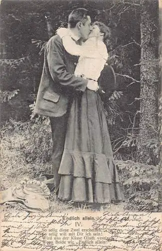 Ende der Einsamkeit 1903 Paar küsst glücklich im Wald Vintage Postkarte