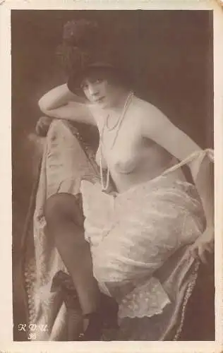 Akt Schönheit gewagt mit Hut Vintage Postkarte