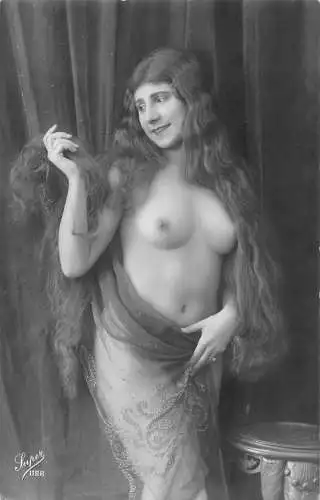 L466 Weibliches Model Portrait Akt Risque Art Postkarte