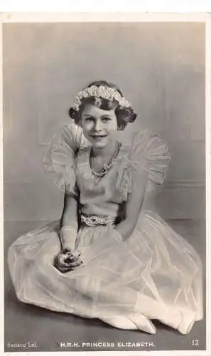 Britisches Königshaus Queen Elizabeth als Kind posiert im Prinzessinnenkleid RPPC Postkarte