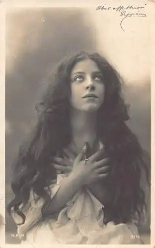 A697 Echt Foto 1904 religiöses Mädchen hält Kreuz Halskette schaut nach oben Postkarte