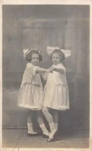 A700 Echtfoto 1922 Paar Mädchen in Seidenkleidern und Bändern tanzende Postkarte