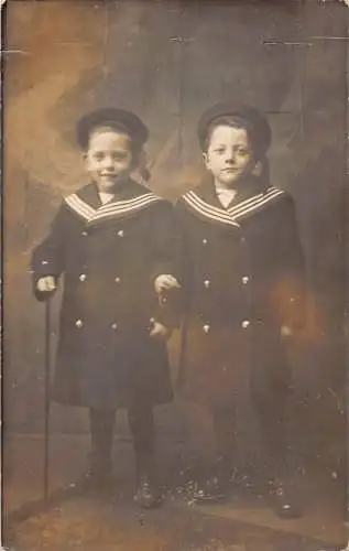 A702 Echtfoto Kinder Jungen in Matrosenkostümen mit Stockstock Postkarte