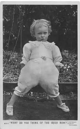 A702 Was halten Sie von der Irish Now? Postkarte Baby Mädchen von 1912 lehnt sich an Zaun
