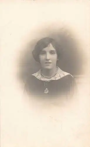A702 Glamour Passepartout Portrait Frau Perlen Alexander Studio Postkarte