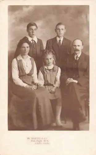 A702 Echtfoto W Smith & Co Familie mit einer Tochter zwei Söhnen Postkarte