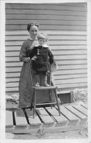 A702 Echt Foto Mutter und Sohn auf Haus Veranda posiert Vintage Postkarte