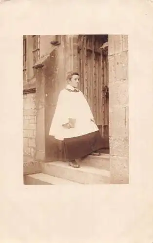 A703 Passepartout Echtfoto Junge als Kirchenhelfer vor der Haustür Postkarte