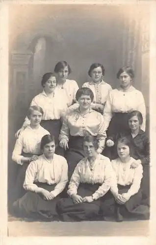 A703 Echtfoto Borough Studios Gruppe Mädchen Vintage Postkarte