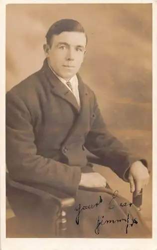 A703 Echt Foto Hieronymus Studio reifer Mann im Mantel sitzt auf Stuhl 1930 Postkarte