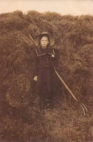 A703 Echt Foto Bauernmädchen im Kleid posiert im Heu mit Mistgabel Postkarte
