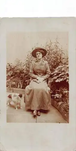 A704 Echt Foto 1909 Frau im Muster Streifen Kleid und Hund Vintage Postkarte