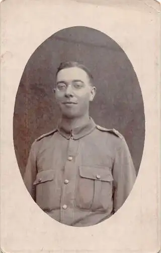 A704 Echt Foto Passepartout Soldat mit Brille Militär Vintage Postkarte