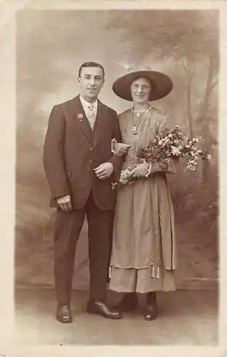 A704 Echt Foto Stadtteil Studio Happy Couple Blumenstrauß Vintage Postkarte
