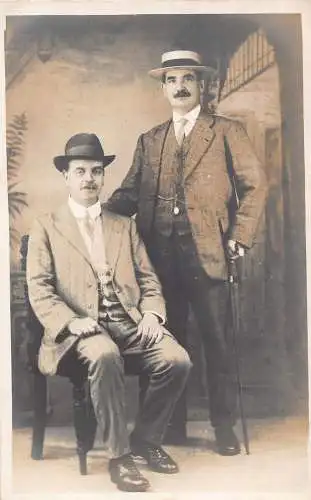 A704 Echt Foto Herren in Anzügen posieren Stock Stock Hüte Vintage Postkarte