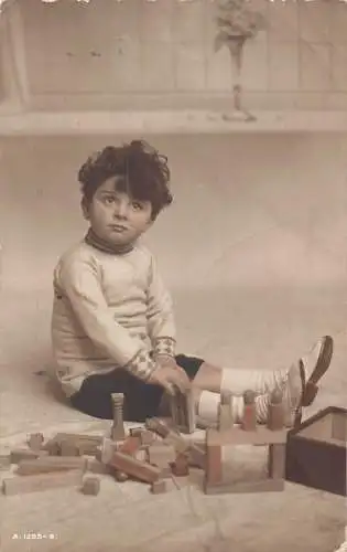 A705 Britisches Kind 1913 Echtfoto Junge spielt mit Holzspielzeug Postkarte