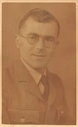 A706 Sozialgeschichte Mann mit Brille Richard Valettes Studio RPPC 1945 Postkarte