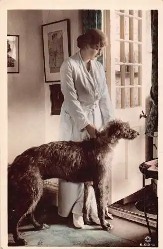 A706 Britisch Edwardianische Schauspielerin Gladys Cooper Schottischer Windhund Hund Postkarte