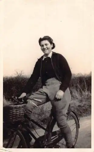 A706 Echt Foto 1942 Frau fährt Fahrrad im Sommer Vintage Postkarte