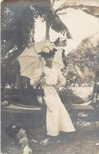 A707 Echt Foto 1906 Österreichische Schönheit posiert im Gartenschirm Vintage Postkarte