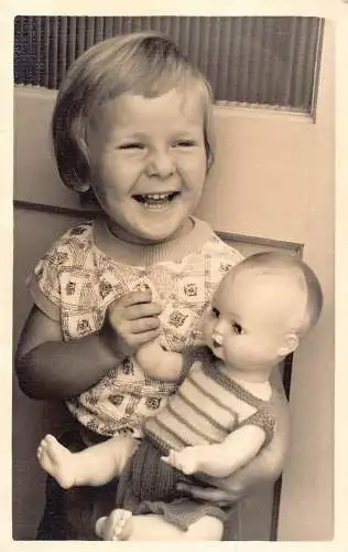 A707 Echt Foto Fröhliches Mädchen spielt mit Babypuppe Vintage Postkarte