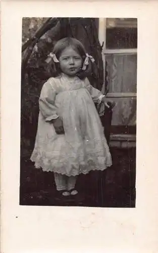 A707 Echt Foto süßes kleines Mädchen mit zwei Pferdeschwänzen Bänder Kleid Postkarte
