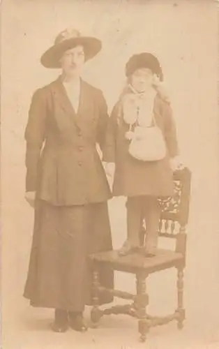 A707 Echt Foto Sepia Mutter und Tochter auf Stuhl Winter gekleidet Postkarte