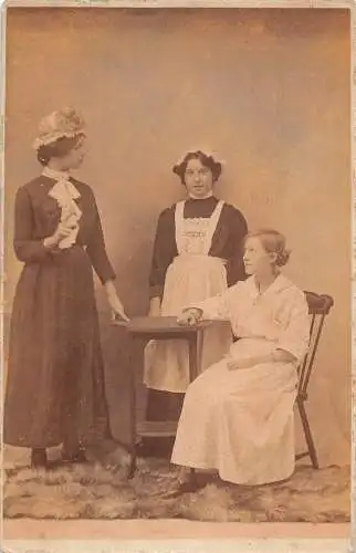 A707 Echt Foto Sepia Dame sitzt am Tisch konfrontiert von Frau Dienstmädchen Postkarte