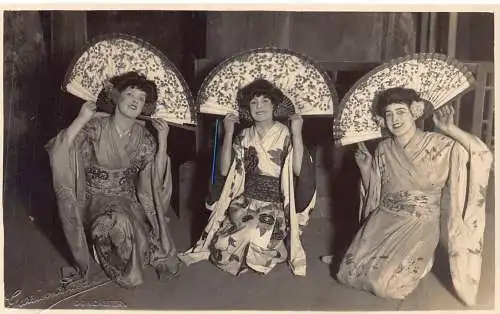 A713 Echt Foto Western Frauen verkleidet als Geishas Kimono Fan Postkarte