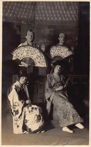 A715 Briten verkleidet als Kabuki Schauspieler und Geishas Echtfoto Postkarte