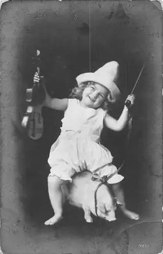 A716 Jetzt sind wir weg 1907 Baby Mädchen reitet Schwein Spielzeug hält Violine RPPC Postkarte