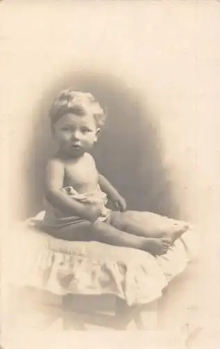 A731 Palace Studio Halifax Baby Junge sitzt auf Stuhl Passepartout RPPC Postkarte