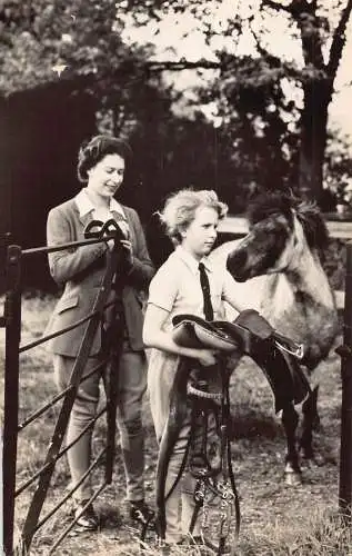 A732 British Royalty Queen Elizabeth II Princess Anne With Pony RPPC Postkarte
